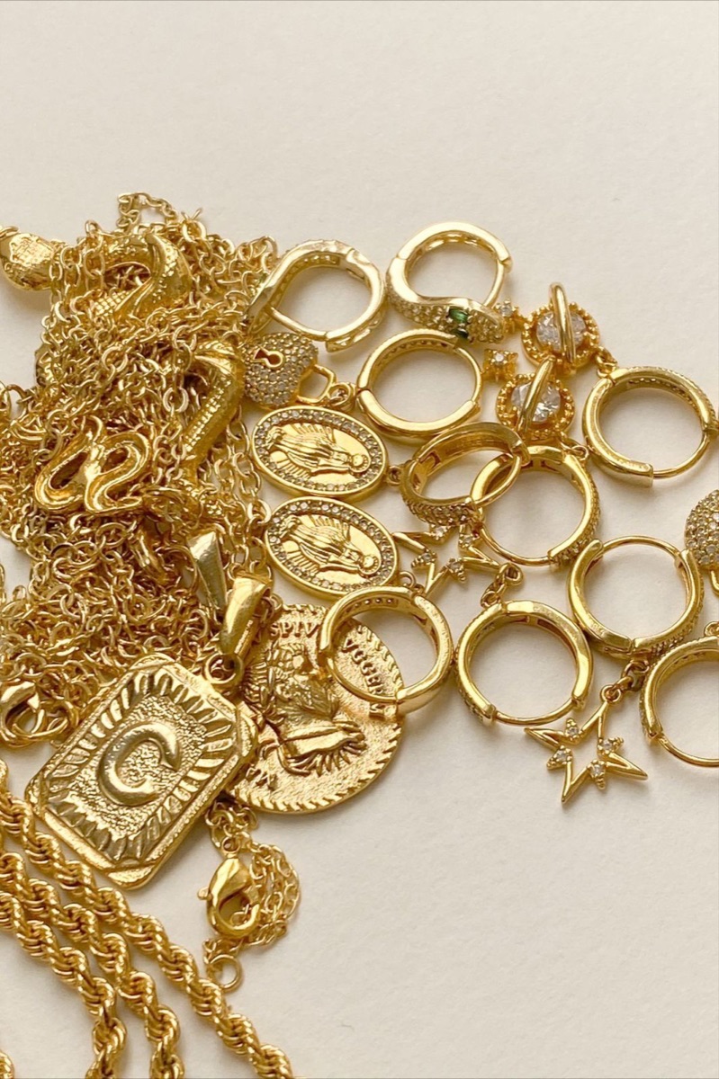 Correntes, pingentes e brincos em ouro